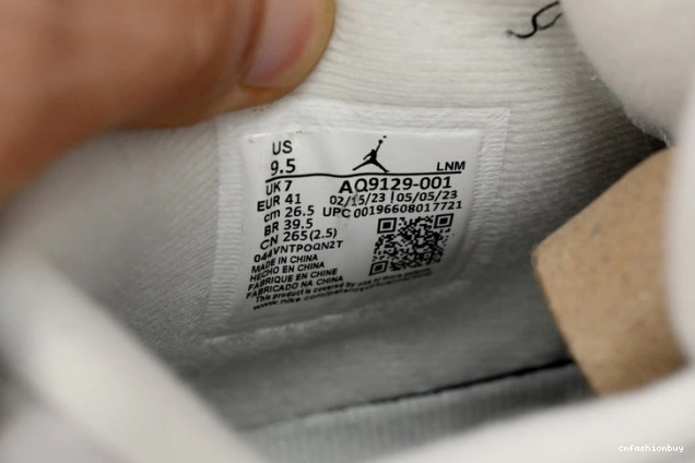 Moments WMNS AQ9129-001 4 Air Jordan Frozen 1023